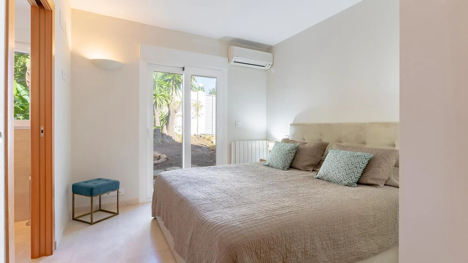 Apartment Villa Shangri-La, Sea View, Pool And Panoramic View Sotogrande